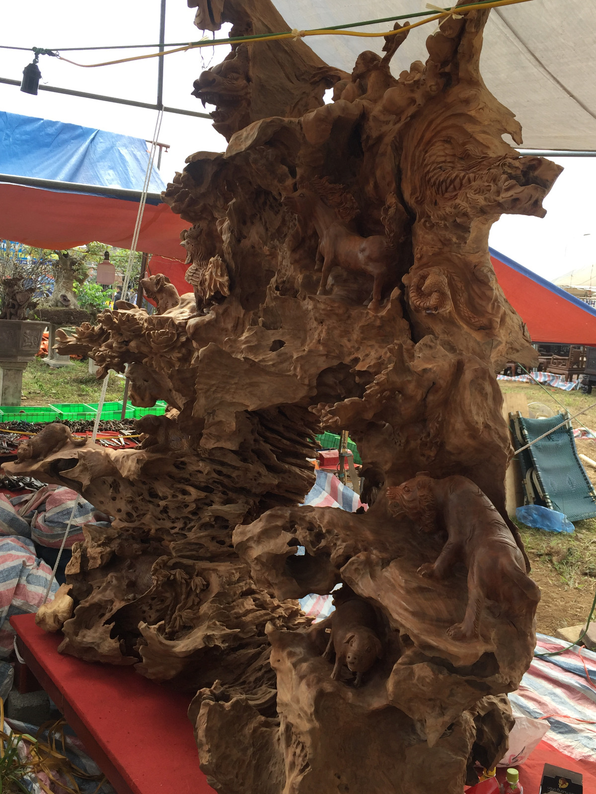 Được biết, riêng bức tượng 12 con giáp này đã có giá 200 triệu đồng.