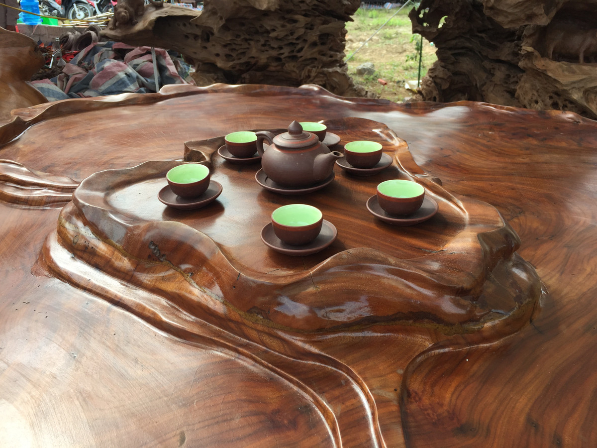 Chiếc bàn khá rộng, có độ mịn mướt, sờ rất mát tay.