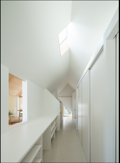 Kính được lắp đặt trên nóc nhà khiến mọi ngóc ngách trong nhà đều ngập tràn ánh sáng. Ảnh: Archdaily.