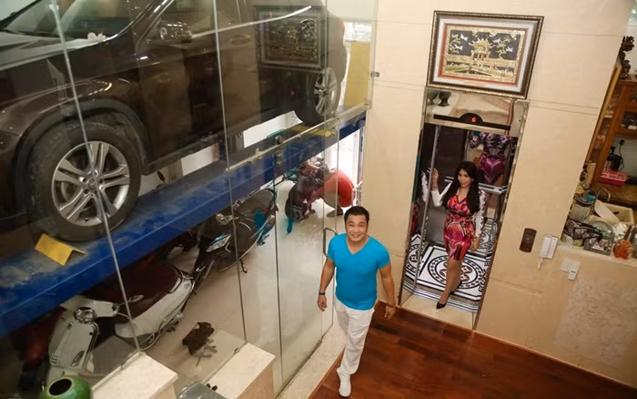 Để chống ngập nước khi triều cường lên, Lý Hùng còn chịu chơi nhập hẳn cầu gầm nâng xe ở Mỹ về. Bên ngoài sảnh là nơi ưu tiên cho thú chơi chim và cây kiểng của hai bố con Lý Hùng. Ảnh: Vitalk.