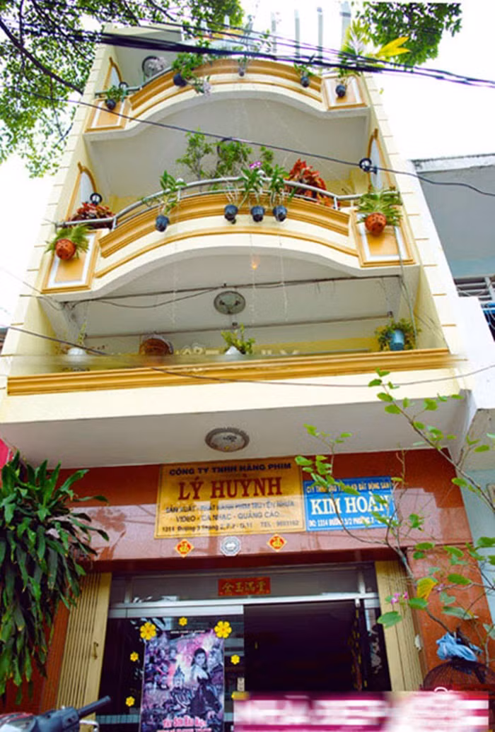 Ngoài căn nhà vừa mới chuyển đến, trước đây Lý Hùng sống trong một ngôi nhà cũng rất rộng rãi ở quận 10. Căn nhà này là trụ sở của hãng sản xuất phim do cha anh đứng tên. Ảnh: Vietnamnet.