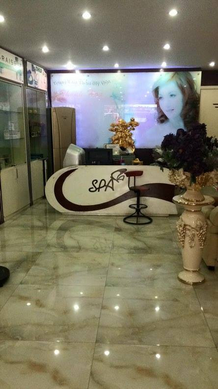 Người mẹ đẹp đẽ và giỏi giang của hoa hậu xây dựng thẩm mỹ viện vô cùng khang trang.