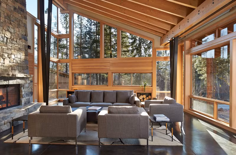 Mazama House là một thiết kế rất gần gũi với thiên nhiên nhờ sử dụng vật liệu gỗ và đá cho trần cùng tường nhà. Ảnh: Homedesignlover.