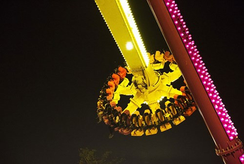 Singapore Sling (Đu quay 360 độ) là trò chơi thuộc top 10 trò chơi cảm giác mạnh nhất thế giới. Đây là sản phẩm độc đáo của thương hiệu sản xuất game giải trí hàng đầu thế giới Visa (Italia) và hoạt động tại Asia Park - Đà Nẵng từ ngày 28/4/2016.