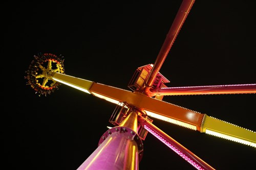 Quay 5 vòng liên tục trong 3 phút, Singapore Sling mang đến những phút giây vô cùng phấn khích khi đưa người chơi lên độ cao 31,5 m rồi xoay tròn 360 độ ở trên cao và rơi tự do với tốc độ 65km/giờ. Game mới này được thiết kế tinh xảo gồm một thanh trụ kết nối với 24 ghế ngồi theo cơ chế bảo vệ kép, giữ cho người chơi ngồi cố định và an toàn tuyệt đối khi bay lên không trung.