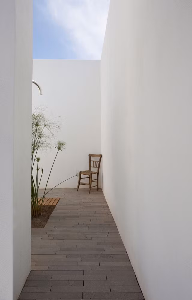 Tông màu trắng chủ đạo dường như khiến ngôi nhà thêm rộng hơn, sáng sủa hơn. Ảnh homedsgn.