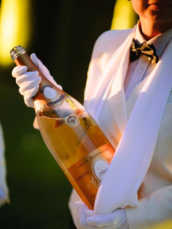 Champagne Cristal có giá khoảng 300 USD/chai. Một buổi tiệc dùng hết ít nhất 100 chai rượu loại này.