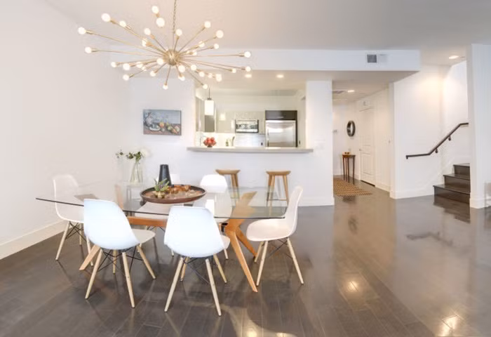 Phòng ăn của gia đình rất đơn giản. Đâu đó là sự hiện diện của phong cách châu Á của 2 vợ chồng với đồ trang trí bằng mây đan và gỗ. Sao