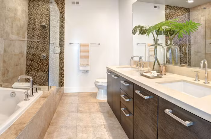 Khu nhà tắm rộng rãi và tạo điểm nhấn bằng lọ cây thủy sinh lớn.