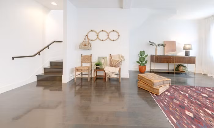 Phòng khách rất đơn giản, nhẹ nhàng nhưng sang trọng và thoáng mát. Steven Yeun cho biết, anh vợ người Hàn luôn thích sự đơn giản nhưng tiện nghi.