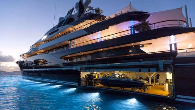 Chiếc du thuyền khủng này được rao bán lần đầu tiên năm 2015 với giá 179 triệu Euro (~4.308 tỉ đồng) và tới thời điểm hiện tại, giá của nó đã giảm xuống còn 155 triệu Euro (~3.730 tỉ đồng).