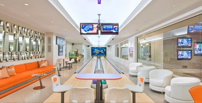 Phòng chơi bowling của Jay Z và Beyoncé. Jay Z và Beyoncé sở hữu căn biệt thự gồm 12 phòng ngủ, hồ bơi nước nóng, sân tennis và các quầy bar. Đặc biệt họ còn sở hữu một căn phòng gồm 5 màn hình TV lớn cùng với đó là khu vực chơi bowling rất hiện đại.