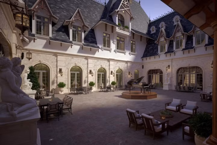 Tượng chiến binh La mã và các nhóm tượng theo chủ đề thần thoại Hy Lạpnhư : Venus, Venus và Cupid. Mars... được làm từ đá cẩm thạch nguyên khối với tạo hình kinh điển và cực kì sống động. Ảnh: Bestie.