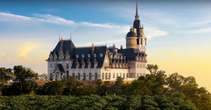 Theo giới thiệu của công ty Lạc Hồng, Khách sạn Lâu đài Tam Đảo được xây dựng ở đồi toàn quyền, trên nền cũ của Dinh Toàn quyền Pháp, có thể nhìn thấy từ cung đường phía dưới đi lên thị trấn Tam Đảo. Ảnh: nguoisantin.wordpress.