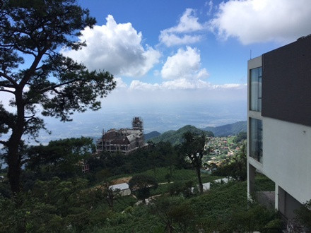 Khu biệt thự tọa lạc trên đỉnh cao nhất của thị trấn Tam Đảo. Vào những ngày trời quang mây tạnh, đứng tại biệt thự này có thể nhìn thấy Thủ đô Hà Nội. Ảnh: Tiền Phong.