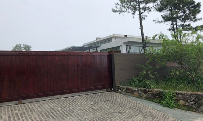 Khu biệt thự ở Tam Đảo từ ngày bị cơ quan điều tra vạch trần có liên quan tới vụ án tham nhũng của Trịnh Xuân Thanh rất ít khi mở cửa. Ảnh: Vietnam Finace.