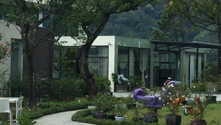 Tài liệu cơ quan An ninh điều tra cho thấy, để sở hữu ngôi biệt thự hoành tráng này, Trịnh Xuân Thanh đã chỉ đạo thuộc cấp Đỗ Văn Hồng, Chủ tịch PVC Kinh Bắc (PVC-KBC) rút 25 tỉ đồng tiền từ dự án xây dựng nhà máy xơ sợi PVTex trị giá 7.000 tỷ để mua căn biệt thự này. Ảnh: Một thế giới.