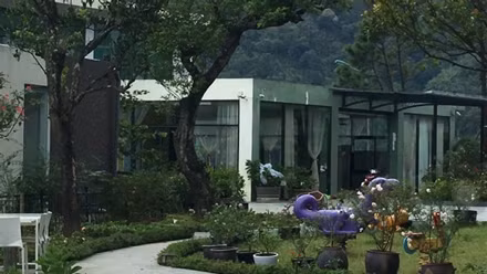 Tài liệu cơ quan An ninh điều tra cho thấy, để sở hữu ngôi biệt thự hoành tráng này, Trịnh Xuân Thanh đã chỉ đạo thuộc cấp Đỗ Văn Hồng, Chủ tịch PVC Kinh Bắc (PVC-KBC) rút 25 tỉ đồng tiền từ dự án xây dựng nhà máy xơ sợi PVTex trị giá 7.000 tỷ để mua căn biệt thự này. Ảnh: Một thế giới.