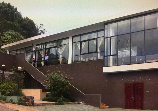 Người dân Tam Đảo và khách du lịch tới đây nghỉ dưỡng gọi khu biệt thự này là "nhà kính", bởi gần như toàn bộ mặt ngoài của ngôi biệt thự này đều được làm bằng kính. Ảnh: Người đưa tin.