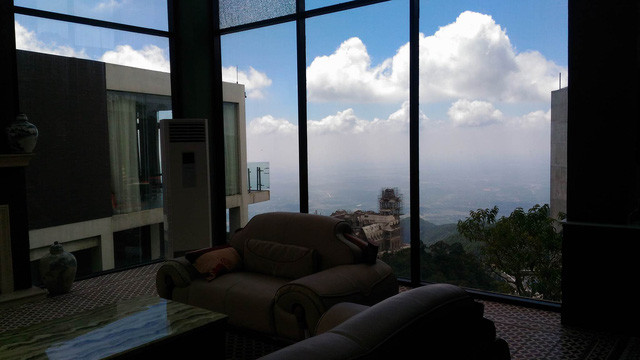 Toàn bộ khối nhà biệt thự 3 tầng bao gồm cả bể bơi, phòng chiếu phim... đều được đầu tư với nội thất sang trọng, trị giá tính bằng tiền tỷ. Ảnh: Vietnam biz.