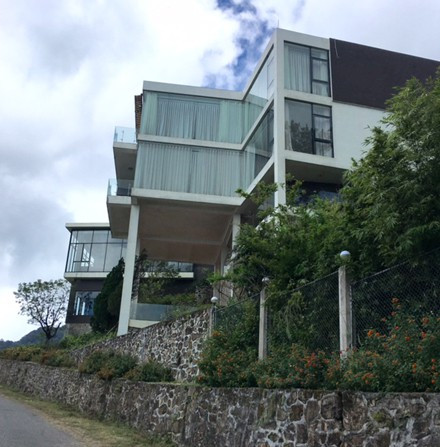 Năm 2011, Đỗ Văn Hồng đã chuyển nhượng khu đất trên với giá 23,8 tỷ đồng cho công ty Đầu tư TNHH Mai Phương do bố đẻ Trịnh Xuân Thanh là ông Trịnh Xuân Giới làm Giám đốc. Công ty Mai Phương đã xây trên lô đất này 1 căn biệt thự 3 tầng, quy mô hoành tráng. Ảnh: thoi bao to day.