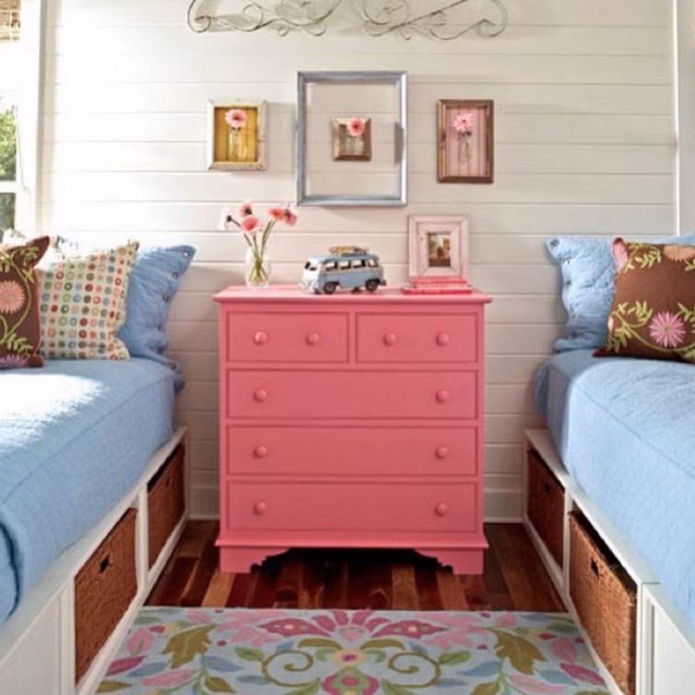 Một căn phòng màu sắc. Tuổi trẻ thường yêu thích màu sắc và không có vấn đề gì nếu như cha mẹ làm mới căn phòng bằng cách sơn lại toàn bộ đồ đạc cho con.