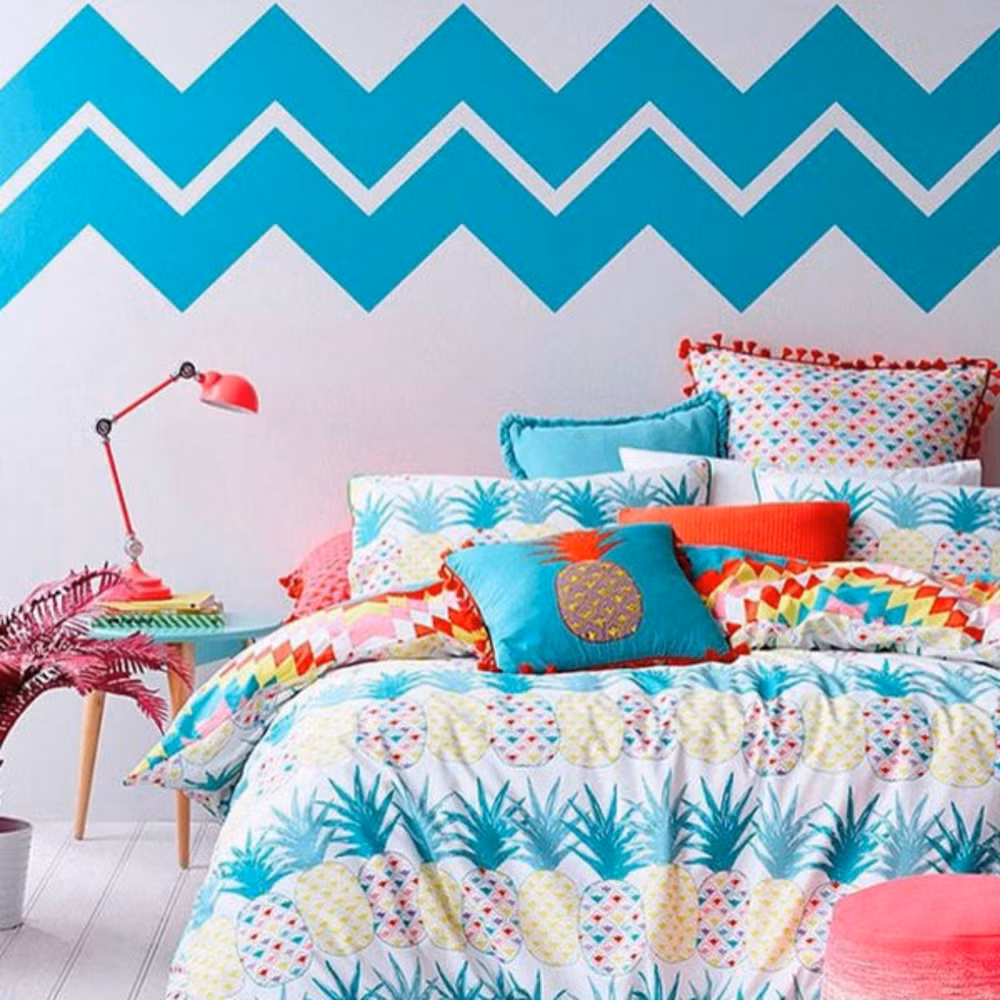Căn phòng sặc sỡ. Tại sao lại không làm cho mọi thứ trong phòng trở nên vui tươi như lứa tuổi ô mai của các cô cậu bé.