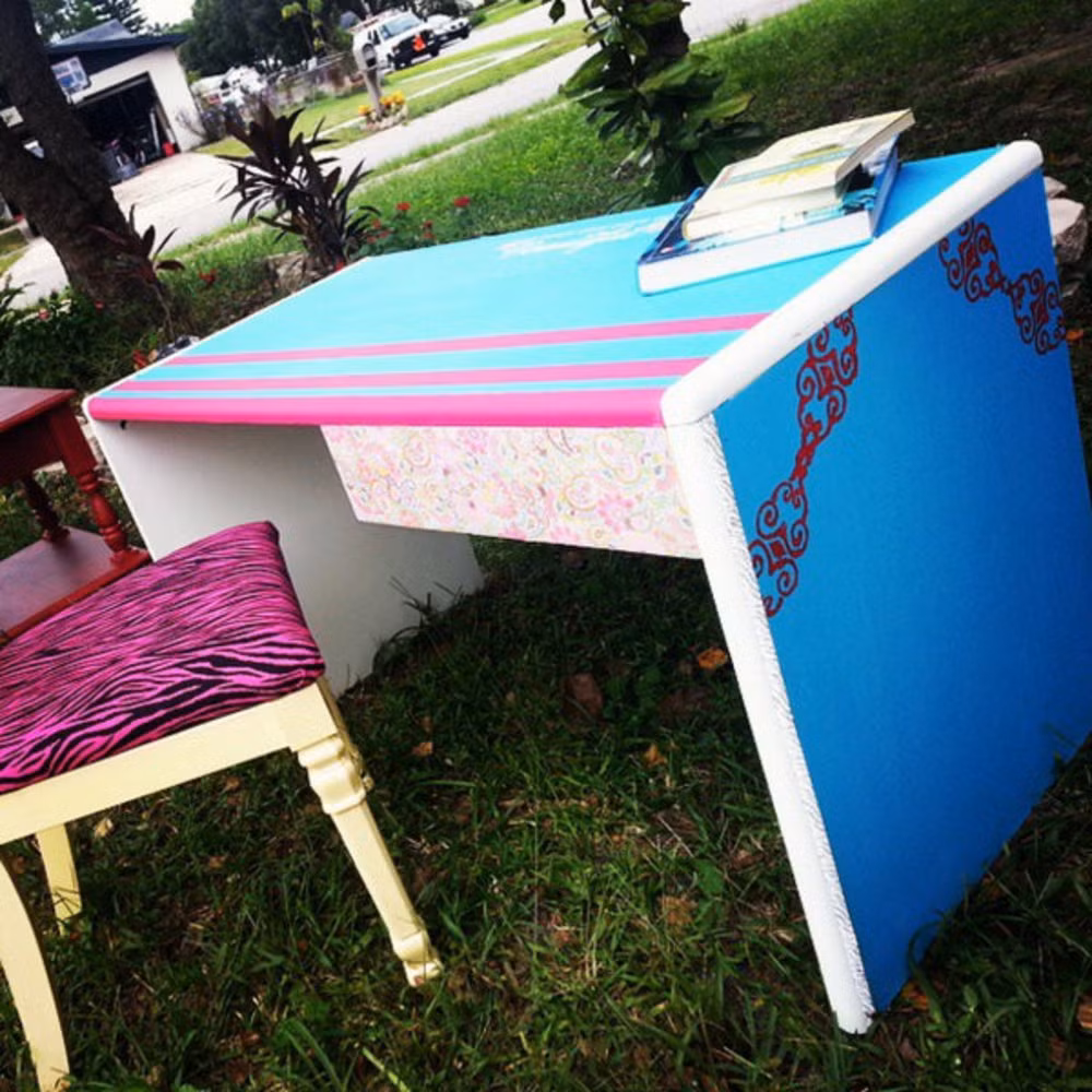 Một bộ bàn ghế màu sắc như thế này cũng rất phù hợp để trong phòng những cô cậu tuổi teen. Không phải phí phạm để mua ngoài hàng, chỉ cần một lọ sơn hoặc dán đề can là được.