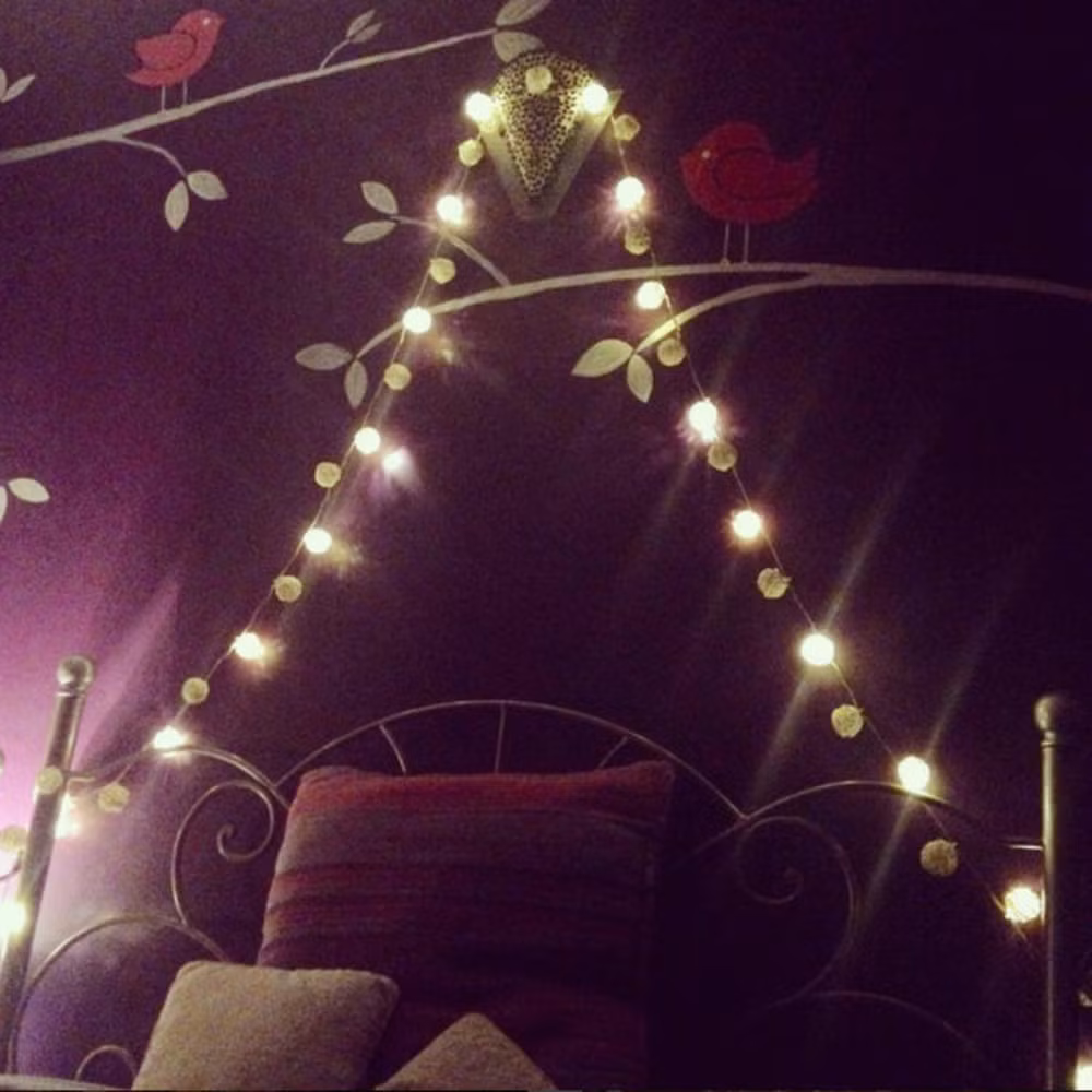 Đèn dây. Một cách dễ dàng bổ sung vào phòng riêng của con, sẽ biến căn phòng thành thế giới cổ tích.