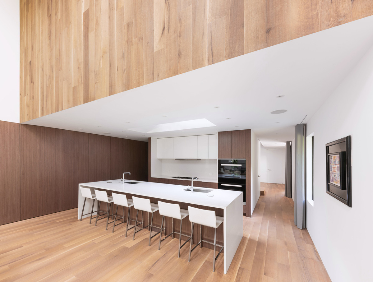  Nhà bếp hiện đại với 2 tông màu trắng - nâu nhạt làm chủ đạo.