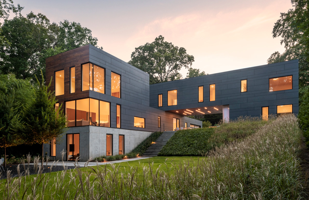 Tọa lạc gần Đại học Emory tại Atlanta, bang Georgia, (Mỹ), ngôi nhà có tên Split Box House do hãng kiến trúc nổi tiếng DiG Architects thiết kế.