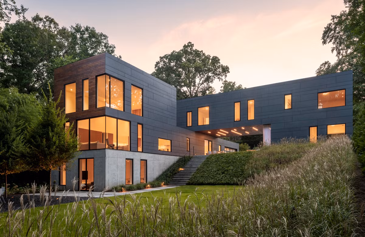 Tọa lạc gần Đại học Emory tại Atlanta, bang Georgia, (Mỹ), ngôi nhà có tên Split Box House do hãng kiến trúc nổi tiếng DiG Architects thiết kế.