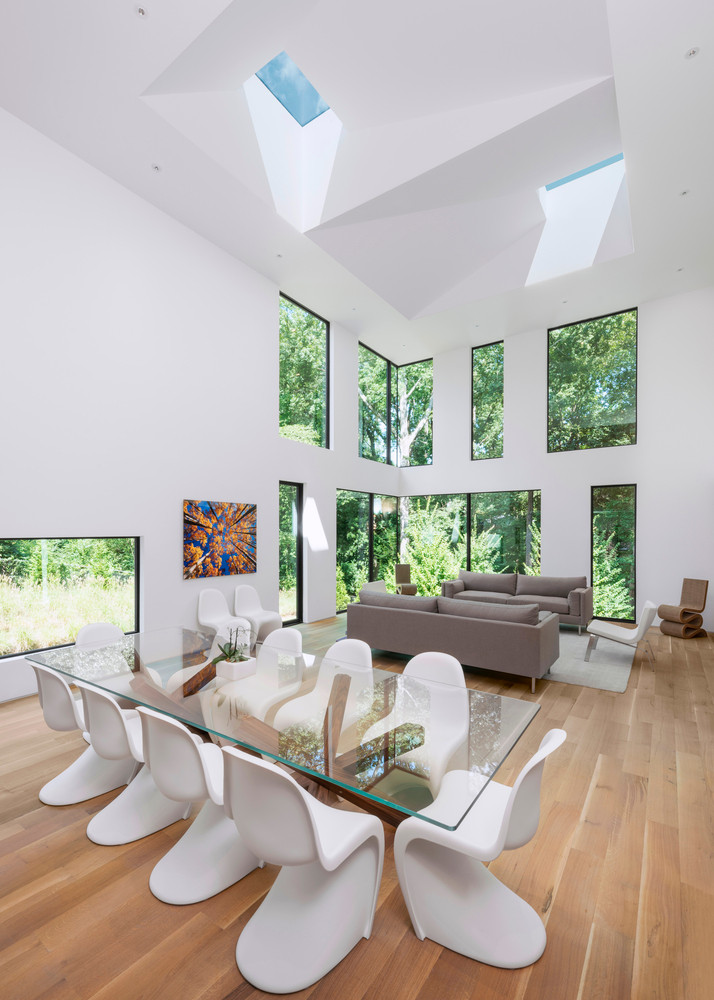 Phòng khách với những ô cửa kính lớn cho phép ngắm nhìn trọn vẹn khung cảnh bên ngoài.