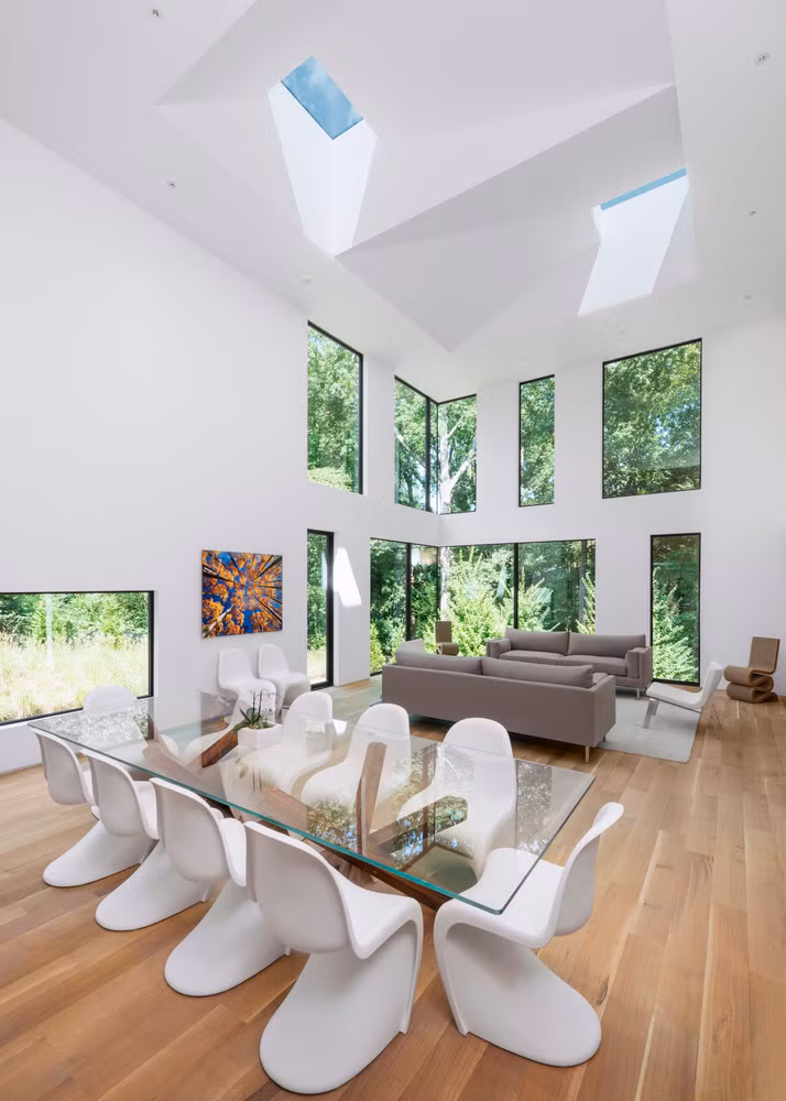 Phòng khách với những ô cửa kính lớn cho phép ngắm nhìn trọn vẹn khung cảnh bên ngoài.