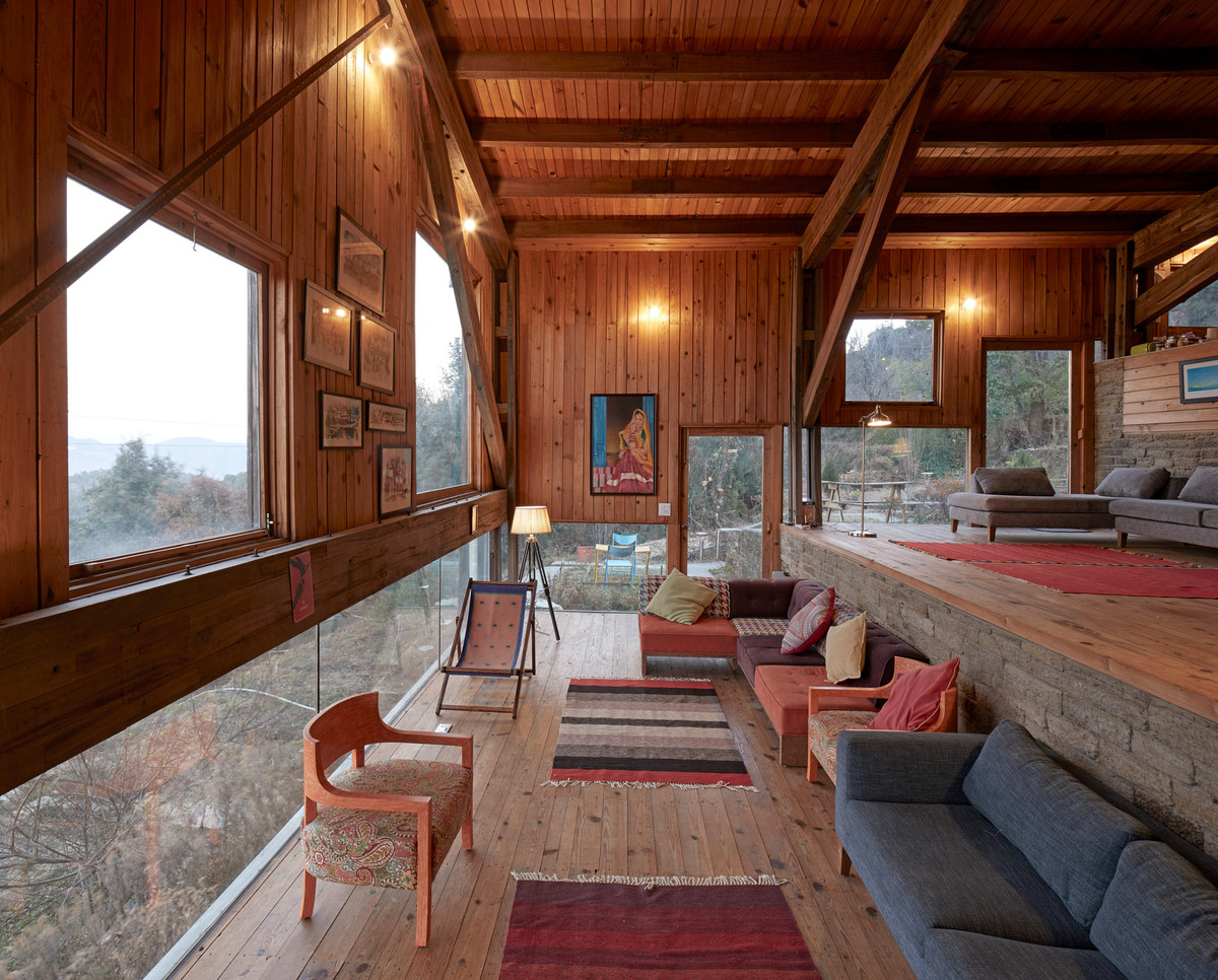 Nội thất của ngôi nhà được thiết kế đơn giản và được bố trí gọn gàng, ngăn nắp. Ảnh: Dezeen.