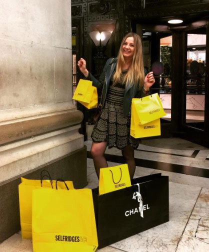 Suốt ngày khoe khoang trên insta, cô nàng sành điệu này cho biết, mình là con gái dòng dõi, “ngậm thìa vàng” ngay từ nhỏ, gia đình có công ty thực phẩm hàng đầu Ukraina. Cô đang sở hữu tủ đồ trị giá hàng chục tỷ đồng, hàng trăm chiếc túi và giày dép hàng hiệu và hàng ngàn bộ quần áo.