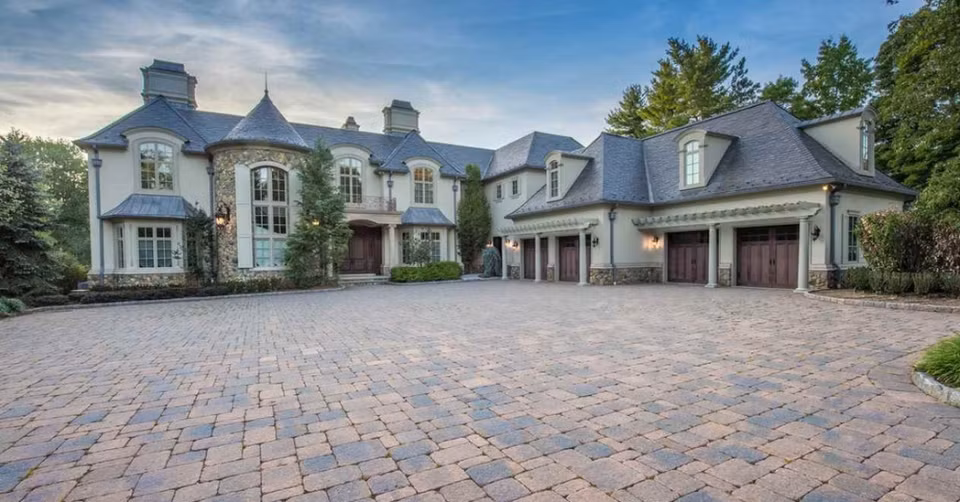 Mary J.Bilge. Nữ hoàng của nhạc hiphop rao bán biệt thự ở New Jersey của mình với giá 13 triệu đô. Căn hộ rộng 1200m2 này có 6 phòng ngủ, 3 lò sưởi, 2 phòng ăn, quầy bar, hầm rượu vang, ban công rộng lớn đón khách.