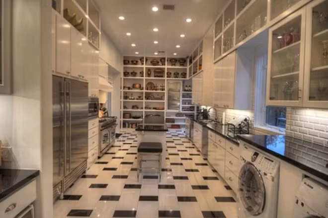 Chỉ các thiết bị vệ sinh nhà cửa và giặt giũ đã chiếm hẳn một phòng lớn thế này.