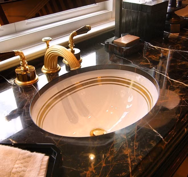 Ai dám rửa ở vòi nước bọc vàng này không?