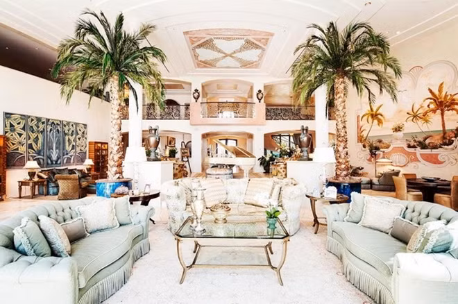 Phòng khách rộng đến nỗi có thể trồng cọ trang trí và cây đàn piano lớn bị lọt thỏm đến khó nhận ra.