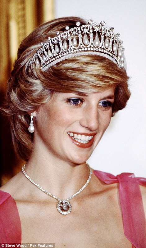 Chiếc vương miện được Nữ hoàng Mary trao lại cho Nữ Hoàng Anh vào năm 1953 sau đó được bà trao lại cho Công nương Diana như món món quà cưới vào năm 1981.