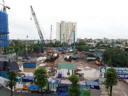 Dự án nằm trên địa bàn xã Ngũ Hiệp (huyện Thanh Trì, TP. Hà Nội) được thiết kế gồm hai khối nhà 31 tầng với tổng vốn đầu tư hơn 1.000 tỷ đồng. Theo Infonet, năm 2017, dự án bị Đội Thanh tra xây dựng huyện Thanh Trì tiến hành lập Biên bản vi phạm hành chính và yêu cầu ngừng thi công xây dựng do công trình không có giấy phép xây dựng. Ảnh: tin nhanh nhà đất.