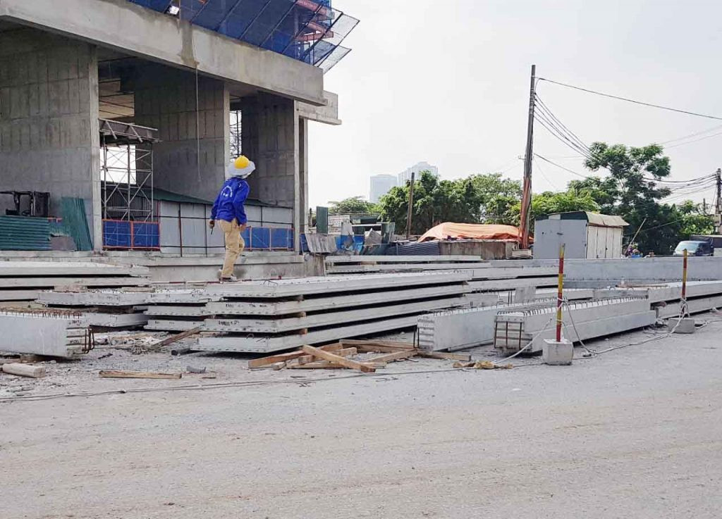 Dự án Eco Dream có tổng diện tích 5.340 m2. Quy mô dự án gồm 2 tòa chung cư liền khối, mỗi tòa cao 27 tầng nổi và 3 tầng hầm. Dự án đã từng bị UBND huyện Thanh Trì phạt 60 triệu đồng vì thi công dự án không áp dụng các biện pháp bảo vệ môi trường theo đúng quy định. Ảnh: môi trường.net.