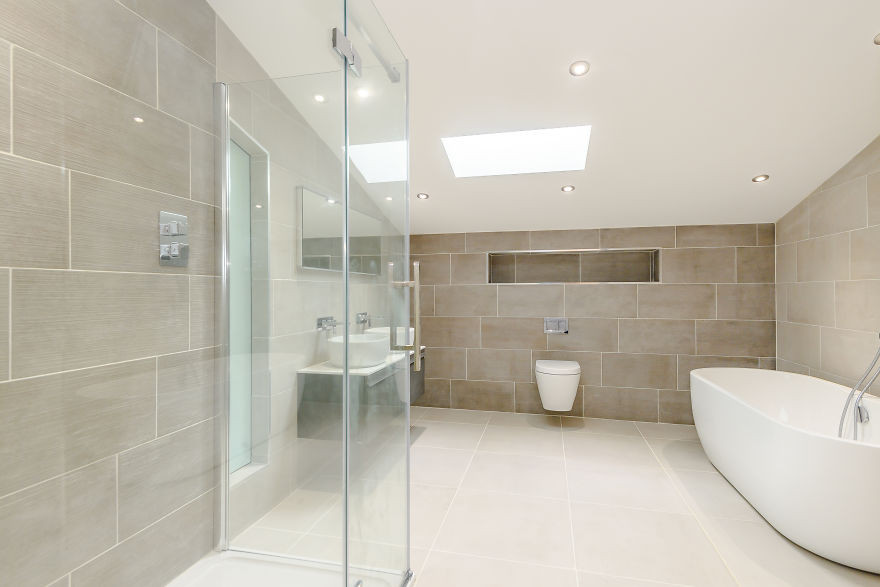 Ngôi nhà gồm 2 tầng và có tới 5 phòng tắm “sang xịn” như thế này.