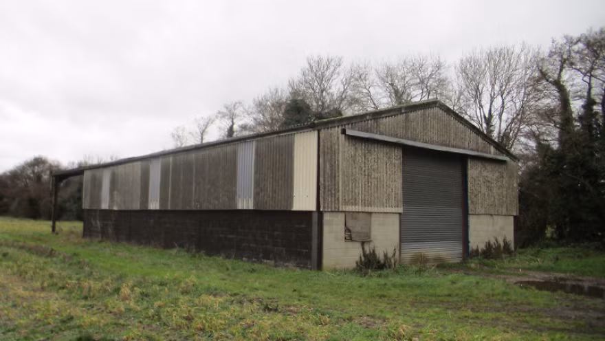 Hình ảnh nhà kho cũ kỹ trước khi được cải tạo thành ngôi nhà triệu đô có tên “The old grain store”.