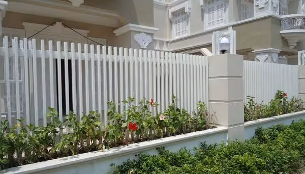 Hàng rào sắt kết hợp với trụ bê tông và được trang trí những luống hoa nhỏ xinh khiến toàn bộ ngôi nhà tràn đầy năng lượng. Ảnh: Chohanghoa.