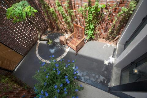 Dù chỉ rộng 40m2 nhưng chủ nhà vẫn dành cả một không gian rộng rãi để vui chơi, nghỉ ngơi với rất nhiều cây xanh. (Ảnh Baodatviet)