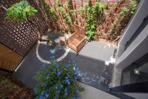 Dù chỉ rộng 40m2 nhưng chủ nhà vẫn dành cả một không gian rộng rãi để vui chơi, nghỉ ngơi với rất nhiều cây xanh. (Ảnh Baodatviet)