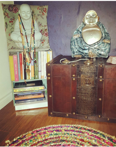 Góc đặt kệ sách. Chỗ nào trong ngôi nhà cũng có thể trở thành không gian để bạn hướng nội. Thế nhưng, góc gần kệ sách là thích hợp nhất bởi đọc sách cũng cần sự yên tĩnh và tập trung.