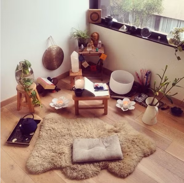 Góc cửa sổ. Đây là góc yên tĩnh và gần thiên nhiên nhất để bạn có thể tĩnh tâm với những bài thiền.